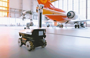 聯想首度跨足工業機器人領域，自主研發出產品可以利用5G遠端控制為飛機噴漆，已經獲商飛大飛機製造採用。 網路照片
