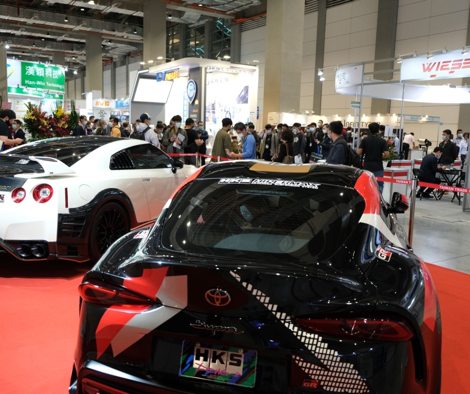展期間活動舞臺區更設置改裝酷車特別展示 (圖:外貿協會提供)
展期間活動舞臺區更設置改裝酷車特別展示 (圖:外貿協會提供)