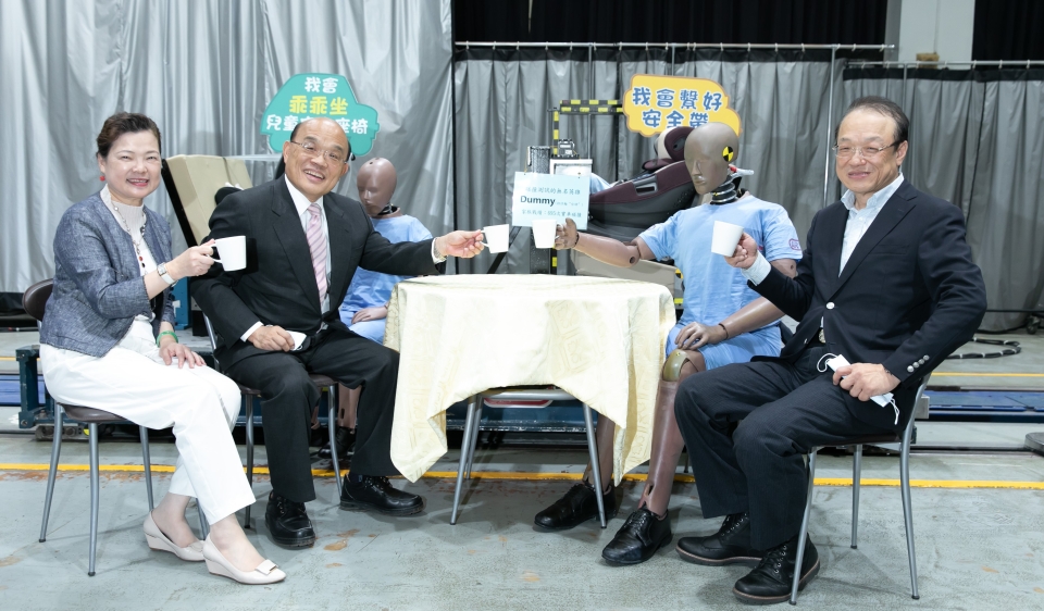行政院長蘇貞昌(左二) 與經濟部長王美花(左一)參觀國內唯一碰撞實驗室，了解整車碰撞及臺灣新車安全評等(TNCAP)能量，與碰撞假人一起喝咖啡。(圖/車測中心提供)