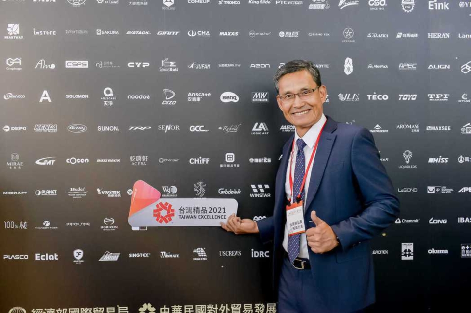 智晶光電以穿透式OLED觸控面板獲2021年台灣精品獎，圖為智晶總經理李湘耘代表出席領獎。圖／智晶提供
