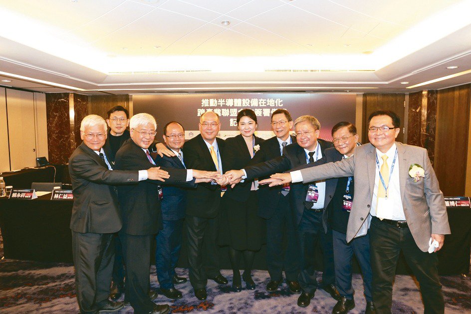 工具機公會理事長許文憲（左五）帶領TMBA勇於開創新局，積極與各大公協會及法人團體單位合作。 圖檔來源：聯合報系　黃奇鐘／攝影
