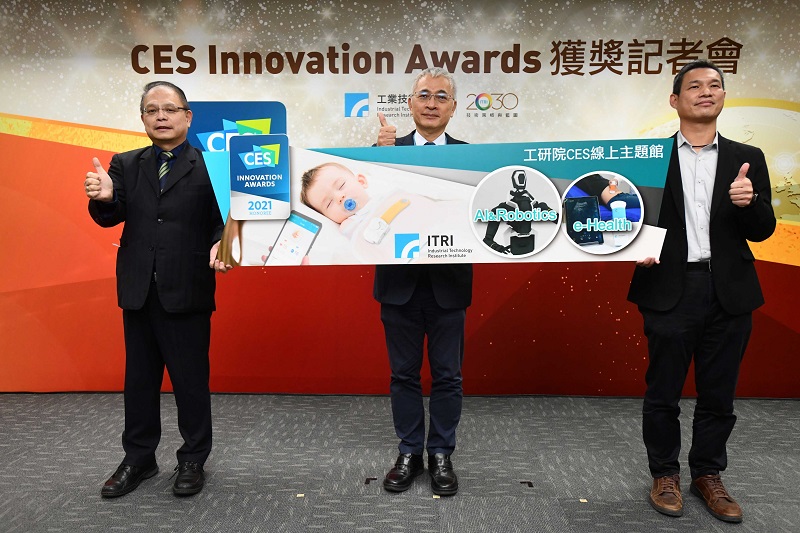 工研院副院長張培仁(中)、工研院服務系統科技中心執行長鄭仁傑(左)及工研院服務系統科技中心組長林宏墩(右)共同宣布工研院iDarlingWeaR 嬰幼兒智慧照護裝置獲2021 CES創新獎，這是臺灣唯一獲獎研發機構，更與AMD、 Philips、 HP、 Panasonic與LG Electronics等國際知名品牌同時獲獎。 圖檔來源：工研院新聞室