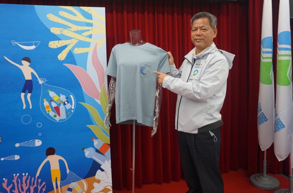 環保署回收基管會執行秘書顏旭明展示「潯寶衣」。照片／環保署提供
