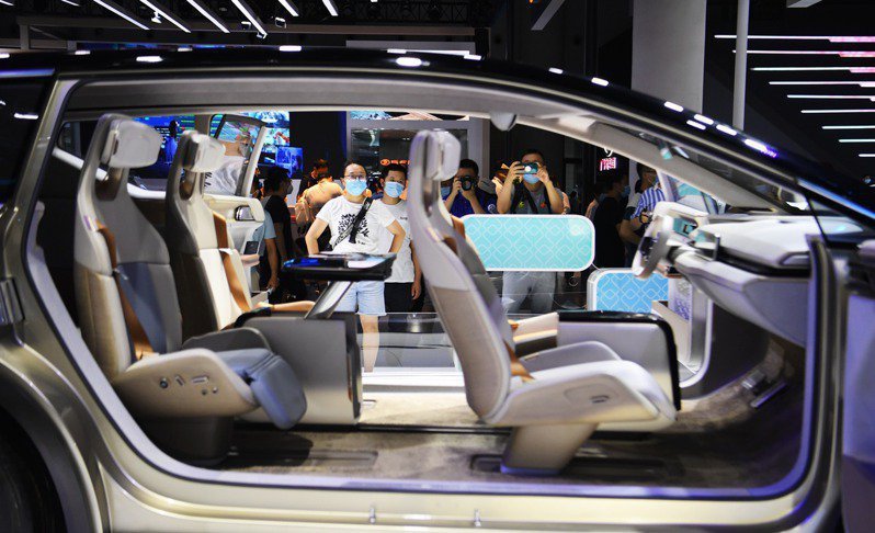 全球都在發展電動車與新能源車，圖為去年七月底成都國際車展展出多款自動化新車型。（中新社）
