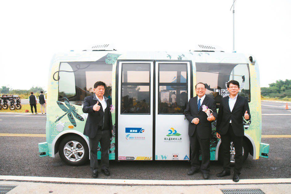 ARTC, NPTU, and company representatives pose in front of a PA self-driving prototype bus in Pingtung. Photo credit: ARTC
