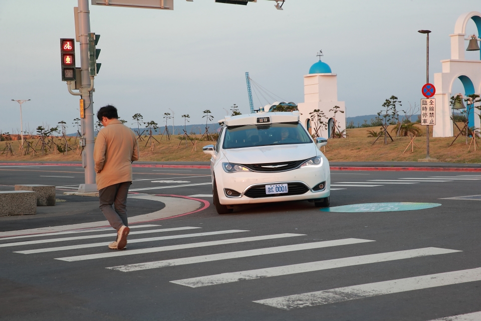 The ITRI-developed self-driving vehicle is shown slowing down and stopping upon encountering a pedestrian, even without traffic signs. (Photo courtesy of ITRI)