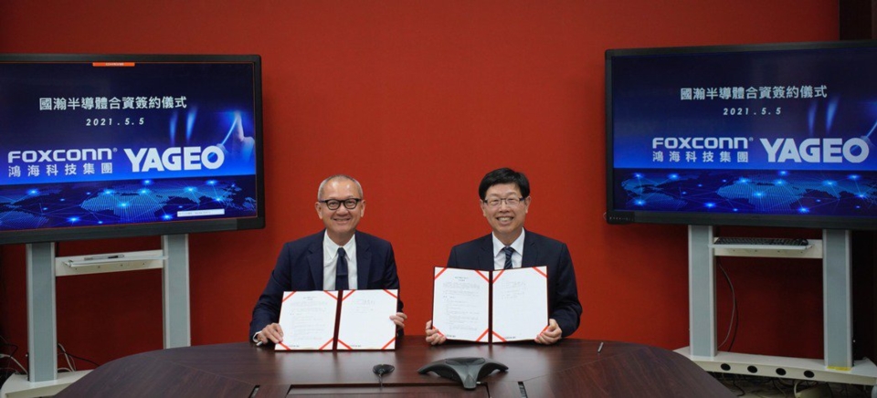 國巨董事長陳泰銘（左）與鴻海董事長劉揚偉簽署合資新設國瀚半導體公司協議。鴻海╱提供
