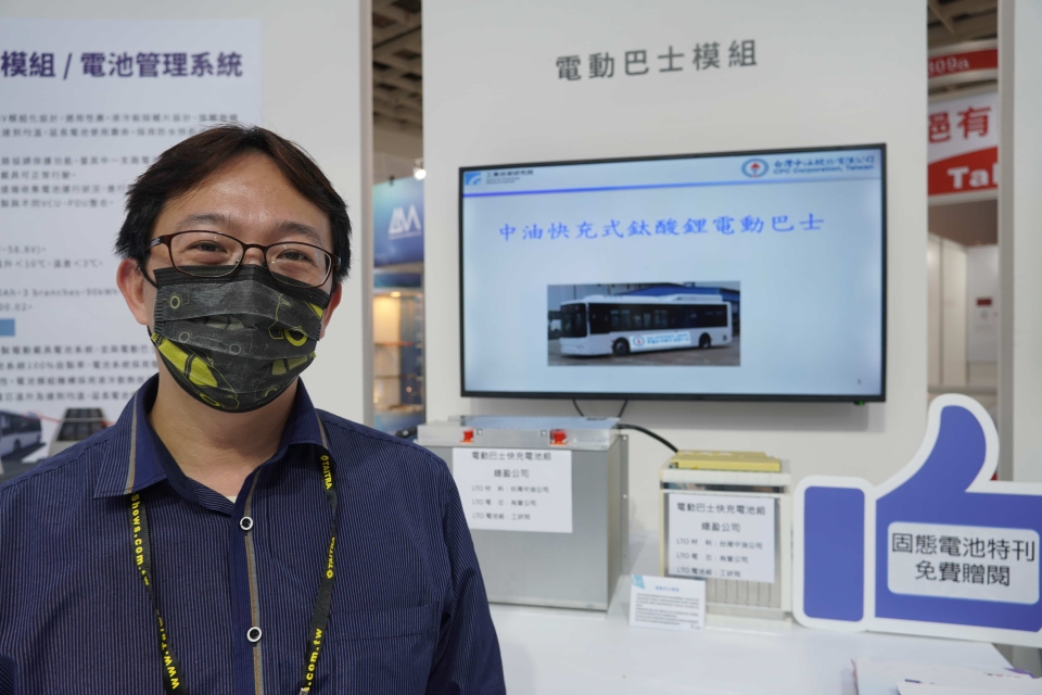 Huang Li-chung, a researcher at ITRI Energy Storage Materials and Technology Division, Material and Chemical Research Laboratories, showcases the e-bus LTO battery module at the Taipei AMPA Show this April. (Photo courtesy of CENS)