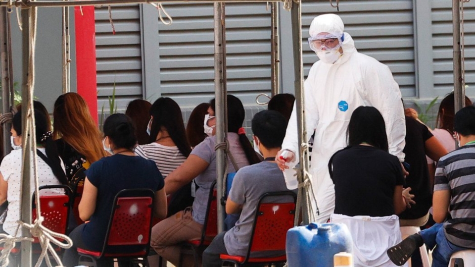 The photo of King Yuan Electronics Corp. facility workers awaiting to take their COVID-19 tests had ignited concerns over the lack of social distancing, prompting the government health department to step in. Photo courtesy of UDN.