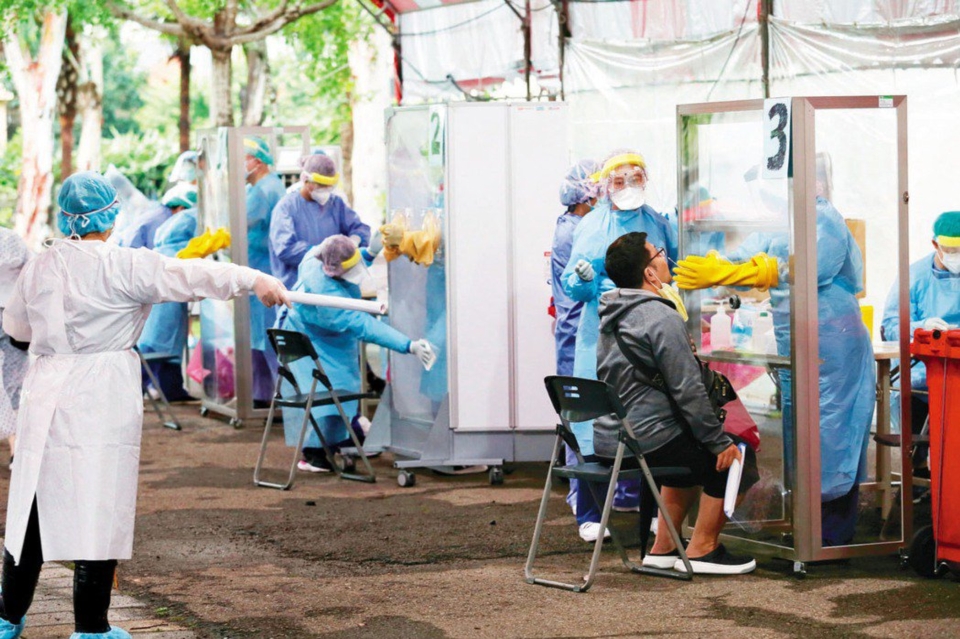 King Yuan Electronics workers take rapid screening tests for COVID. Photo courtesy of UDN.