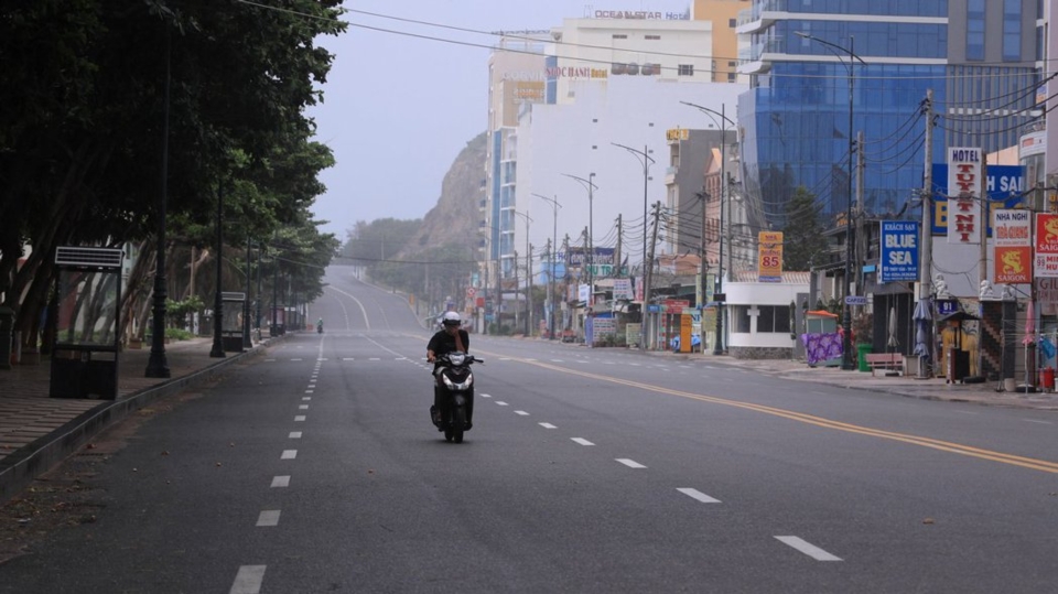 越南當局宣布，胡志明市的居家避疫令將延長到9月15日，今日起提高封鎖強度，民眾不得離開家門，台資鞋廠停工期再延至8月31日。圖檔來源：美聯社
