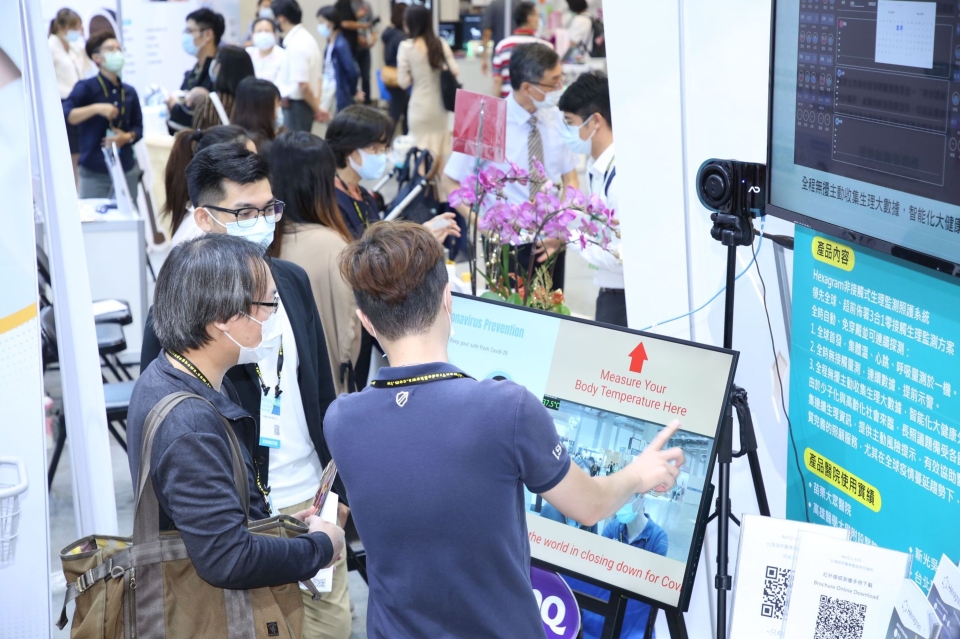 2021年10月14日至16日於南港展覽二館展出的「台灣國際醫療暨健康照護展」,產、官、學界齊聚,展示醫材產業完整生產供應鏈及智慧醫療與新創醫療解決方案。(圖為2020年展覽)(貿協提供) 2021年10月14日至16日於南港展覽二館展出的「台灣國際醫療暨健康照護展」,產、官、學界齊聚,展示醫材產業完整生產供應鏈及智慧醫療與新創醫療解決方案。(圖為2020年展覽)(貿協提供)