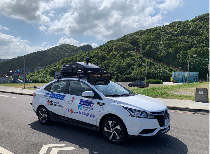 以鴻華自駕開放平台為基礎，所開發出的自駕軟體首度對外展示，更提高行駛期間的主動安全。鴻海提供
