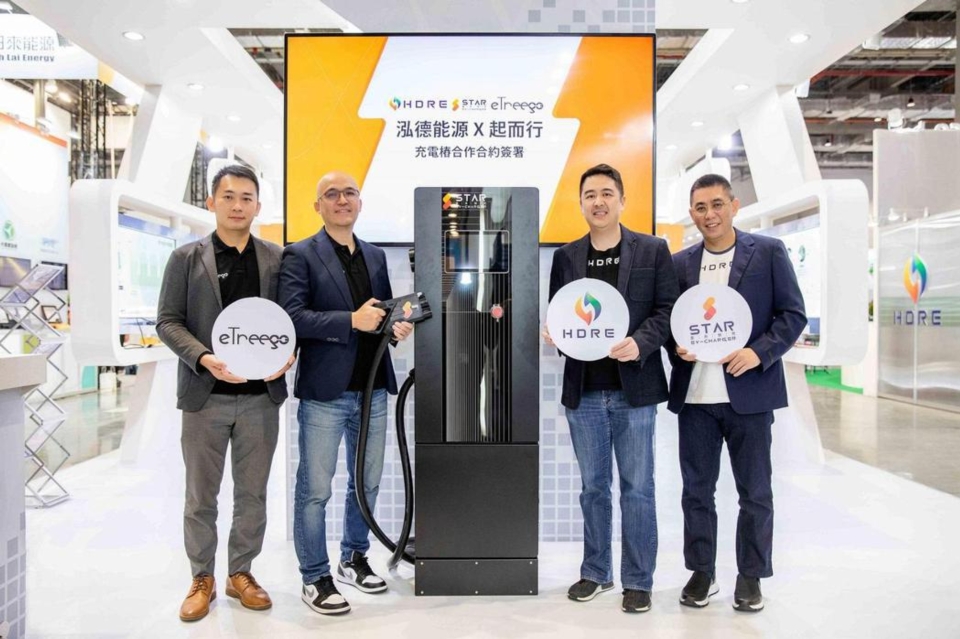 泓德能源子公司星舟快充今日與起而行綠能科技公司簽署電動車充電樁合作合約，共同搶攻電動車充電樁大餅。左起為起而行綠能副總經理林君穎、起而行綠能總經理簡金品、泓德能源董事長謝源一、泓德能源總經理周仕昌。圖／泓德能源
