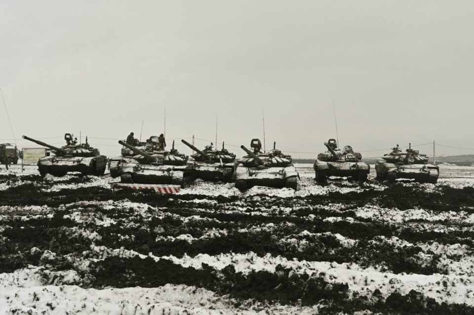 俄軍戰車部隊在緊鄰烏克蘭國境的羅斯托夫地區進行演習。圖檔來源：聯合報系／美聯社
