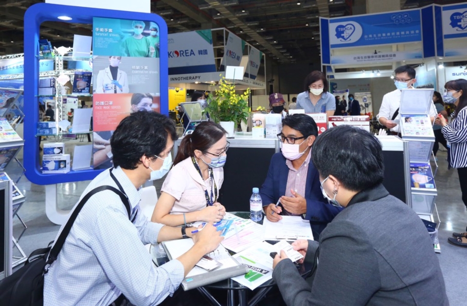 2022台灣國際醫療暨健康照護展聚焦國內外業者對話溝通，是最佳的媒合交流商貿平台，展覽將於6月登場，現正熱烈徵展中。(圖為2021年展覽照片)