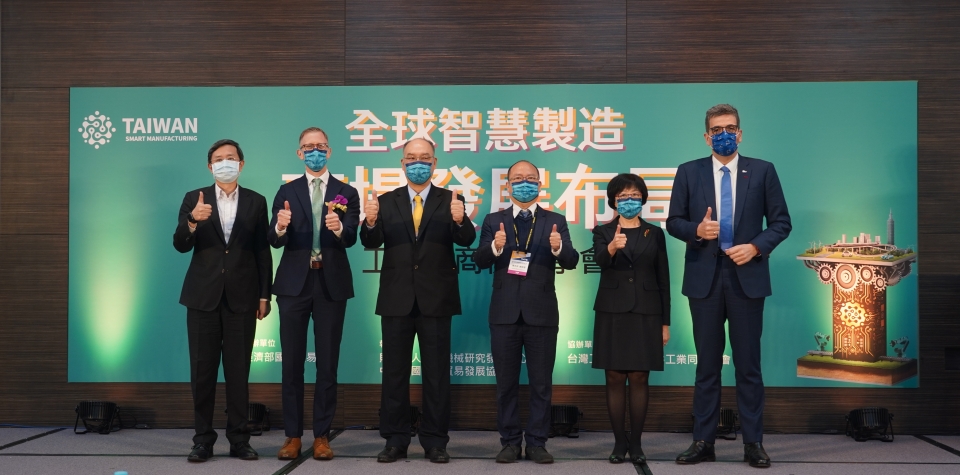 中經院副執行長李淳(左起)、美國在台協會商務組組長歐德瑞(Brent Omdahl)、工具機公會理事長許文憲、精機中心總經理賴永祥、外貿協會秘書長林芳苗,以及德國經濟辦事處處長Axel Limberg,於全球智慧製造市場發展布局工具機商機分享會合影。趙莛宇/攝影
中經院副執行長李淳(左起)、美國在台協會商務組組長歐德瑞(Brent Omdahl)、工具機公會理事長許文憲、精機中心總經理賴永祥、外貿協會秘書長林芳苗,以及德國經濟辦事處處長Axel Limberg,於全球智慧製造市場發展布局工具機商機分享會合影。趙莛宇/攝影