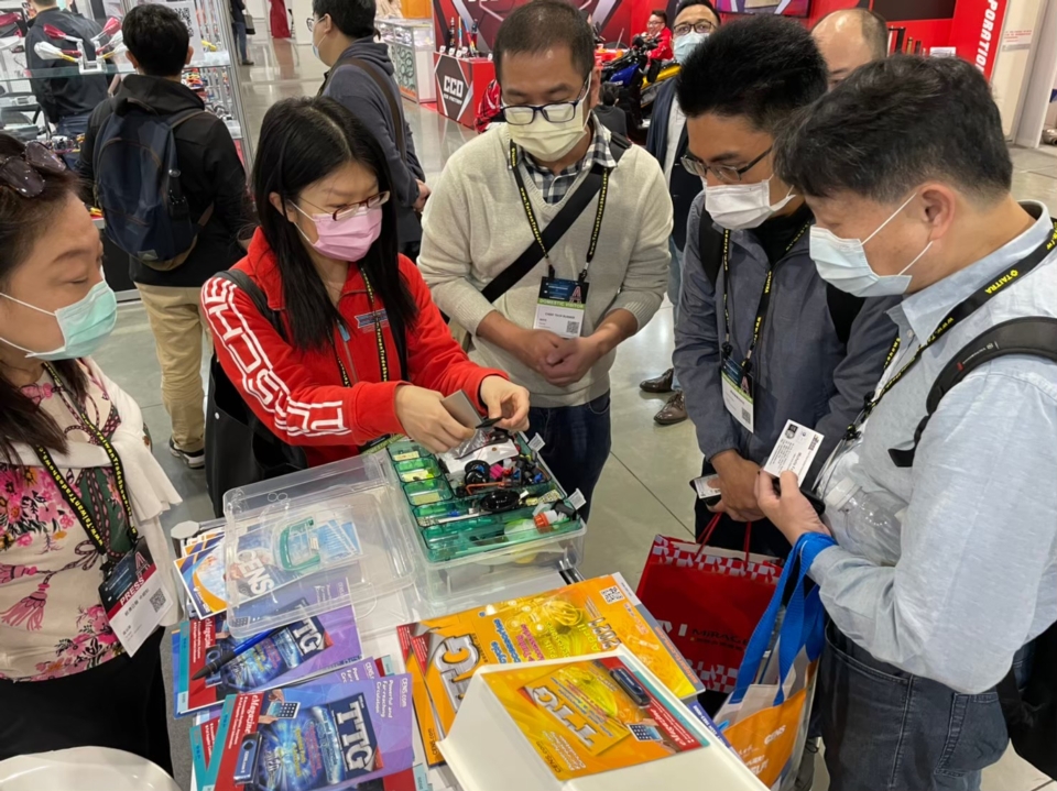 Suppliers and vendors network at the CENS booth at last year`s edition of Taipei AMPA. Photo credit: CENS