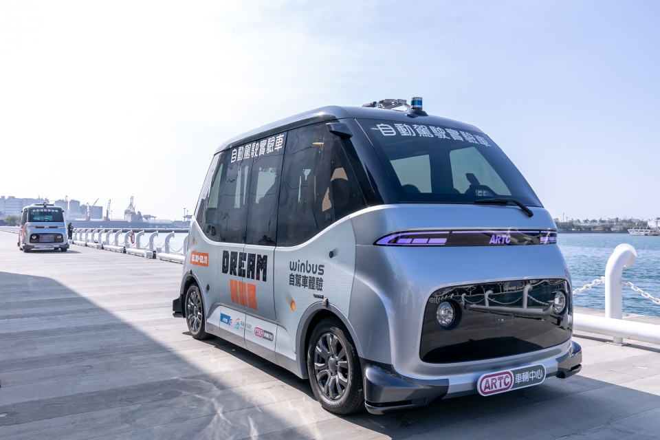 Self-driving electric bus WinBus is seen shuttling passengers in Kaohsiung City during its showcase event at the 2021 Meet Greater SouthX5G AIoT Expo. (Photo provided by ARTC)