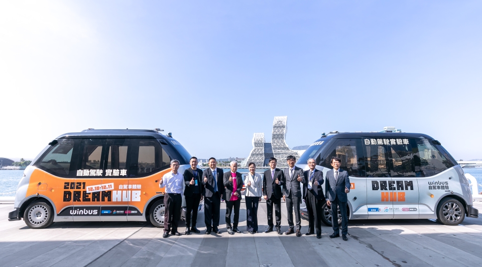 Taiwan’s Economic Minister Wang Mei-hua (center), Kaohsiung City Mayor Chen Chi-mai (fourth from right), and other industry and government representatives are photographed with two of ARTC’s WinBus at the 2021 Meet Greater SouthX5G AIoT Expo. (Photo provided by ARTC)