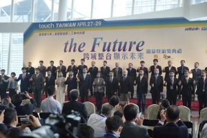 總統蔡英文、經濟部部長王美花與貴賓在Touch Taiwan系列展開幕典禮合影。圖／中經社