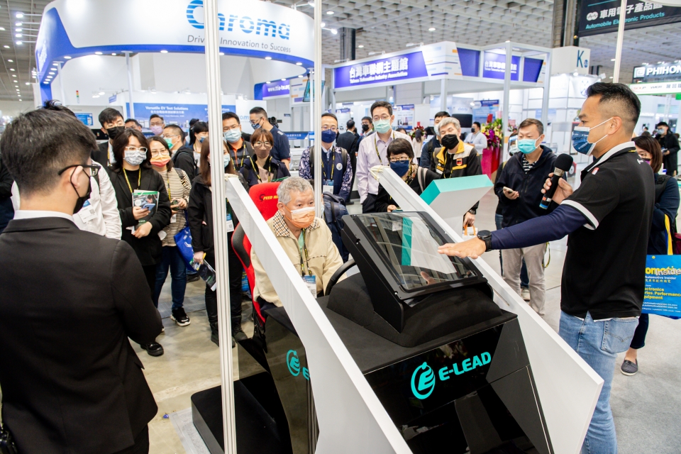 Taipei AMPA hosted five in-person show tours with a speaker giving insights on the auto parts industry and exhibitors. Photo credit: TAITRA