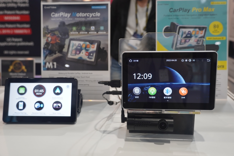 Coral Vision CarPlay Pro Max （右）為東方開發新一代車用導航資訊娛樂整合系統。圖／中經社
