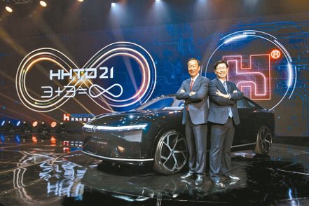鴻海已有MIH電動車開放平台，圖為鴻海創辦人郭台銘（左）與董事長劉揚偉去年10月出席鴻海科技日。圖／鴻海提供
