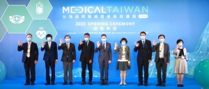 2022年「台灣國際醫療暨健康照護展（Medical Taiwan）」今（16）日在南港展覽2館開展，主打疫情之下的生活革新，開幕嘉賓共同合影。圖檔來源：貿協提供