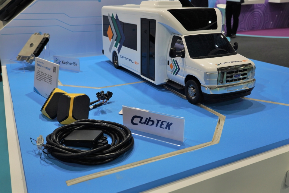 ARTC  collaborative project with OPTIMAL showcased partnership companies’ products that are implemented within the electric bus solution at Taipei AMPA. (Photo courtesy of CENS)
