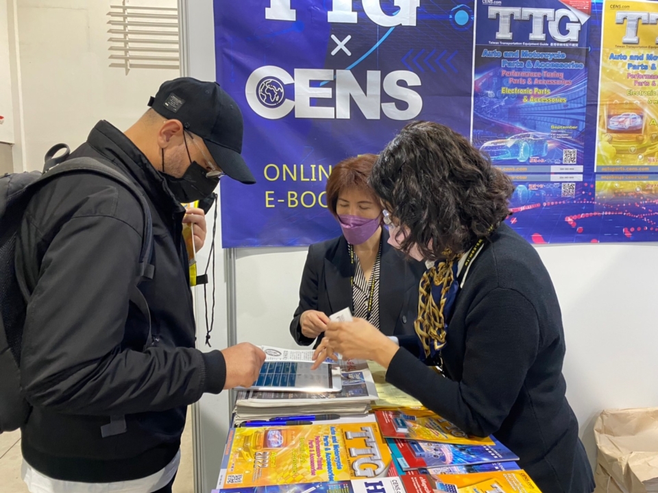 CENS publication team at Taipei AMPA is pictured helping a buyer fill out CENS’ on-site biz matchmaking service. (Photo courtesy of CENS)
