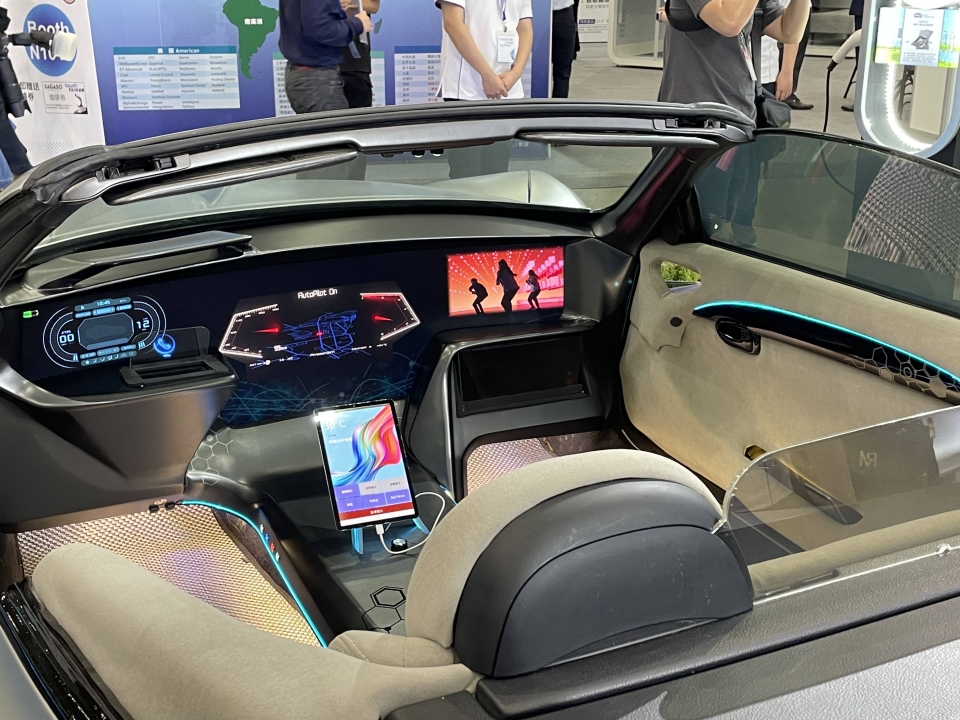 Ben Q showcases its smart cockpit solution at Touch Taiwan. (Photo courtesy of CENS)
