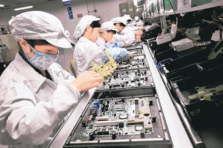 深圳新冠疫情升溫，深圳市工信局通知，為了加強防疫，要求華為、中興通訊、比亞迪、富士康及中芯國際等深圳市百強企業，從24日起各大企業工廠所在的園區封閉運行七天。圖檔來源：聯合報系資料照
