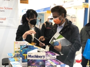 A member of the Economic Daily News (CENS) publication team helps a buyer fill out a biz matchmaking card at the 2022 TIMTOS x TMTS at Nangang Exhibition Center. (Photo courtesy of CENS)