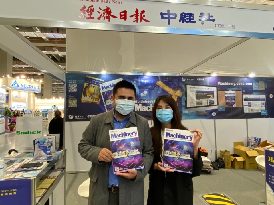 A buyer poses with a CENS publication team employee with “Taiwan Machinery.” (Photo courtesy of CENS)