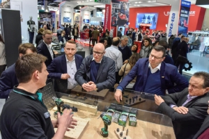 Buyers are shown visiting an exhibitor booth at the International Hardware Fair (IHF) in Cologne in 2018. Photo credit: Koelnmesse / INTERNATIONAL HARDWARE FAIR 