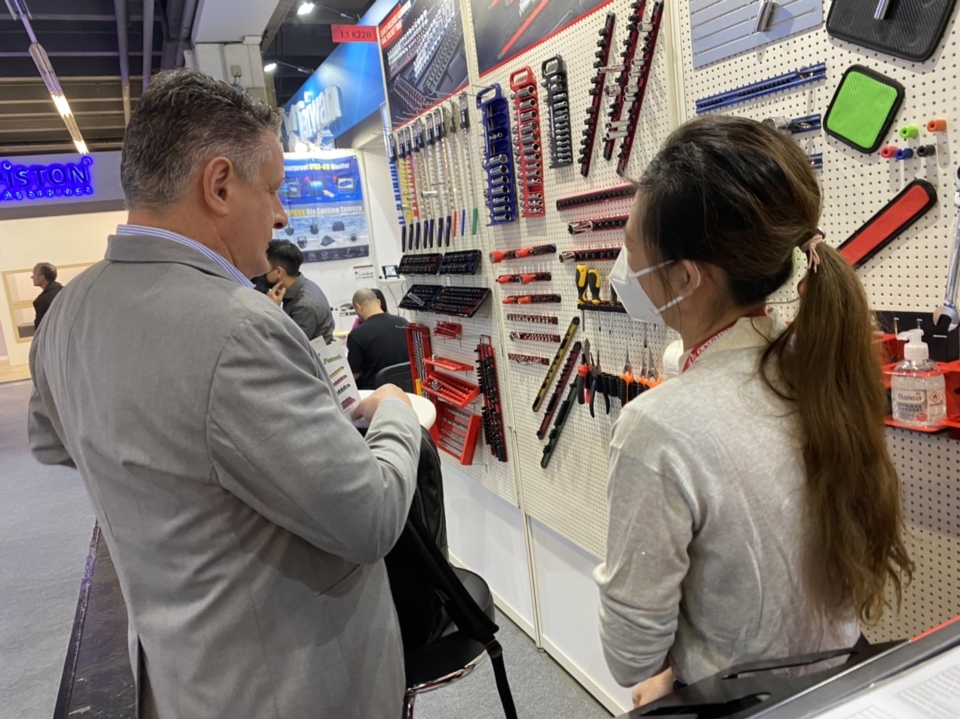 Organizer Precision employees interact with a buyer at Automechanika Frankfurt. (Photo courtesy of Organizer Precision)
