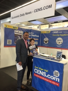 Buyers pose with an Economic Daily News (CENS) publication team member at the 2018 IHF. (Photo courtesy of CENS)