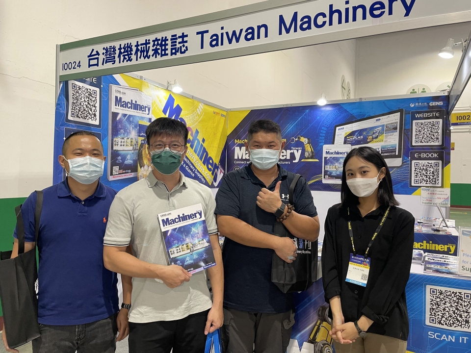 Economic Daily News (CENS) publication team member poses with domestic buyers at CENS' I0024 booth at 2022 TaipeiPLAS. (Photo courtesy of CENS)