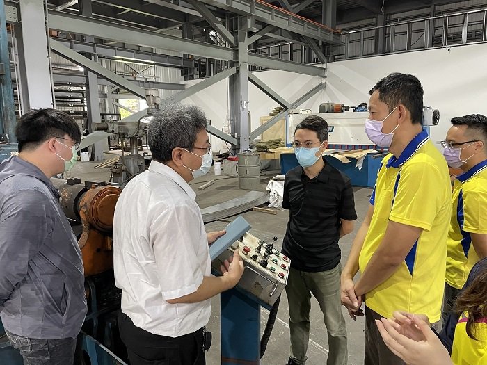 高市府經發局聯手金屬中心媒合相關資訊廠商，協助加銘鋼鐵導入智慧科技，改良既有製程，取代粗重、高危險的工作。 高雄市經發局/提供
