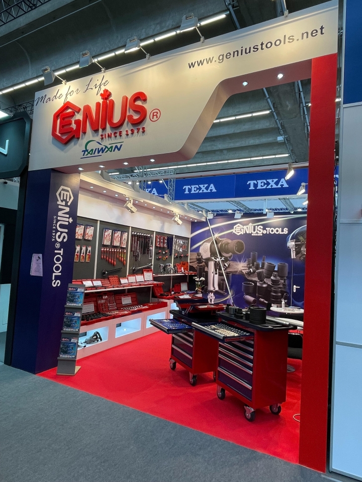 Genius Tools booth at the show features a range of products including air sockets. (Photo courtesy of Genius Tools)