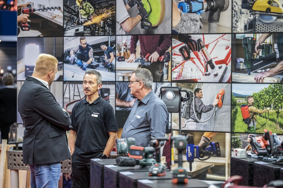 A buyer speaks with an IHF exhibitor. (Photo credit: Koelnmesse, INTERNATIONAL HARDWARE FAIR)