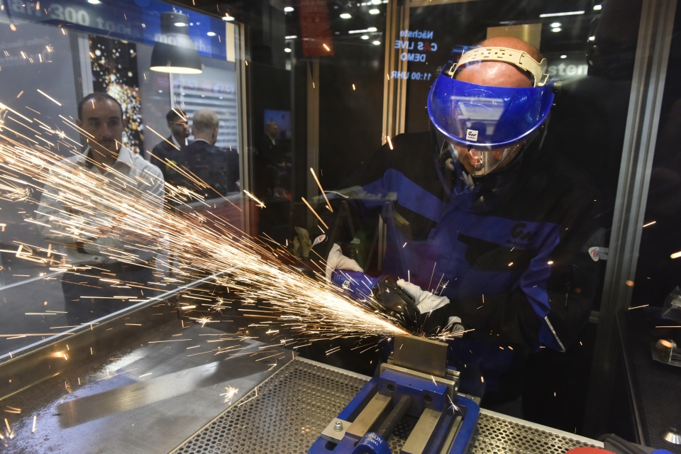 A buyer watches an exhibitor tool presentation. (Photo credit: Koelnmesse, INTERNATIONAL HARDWARE FAIR)