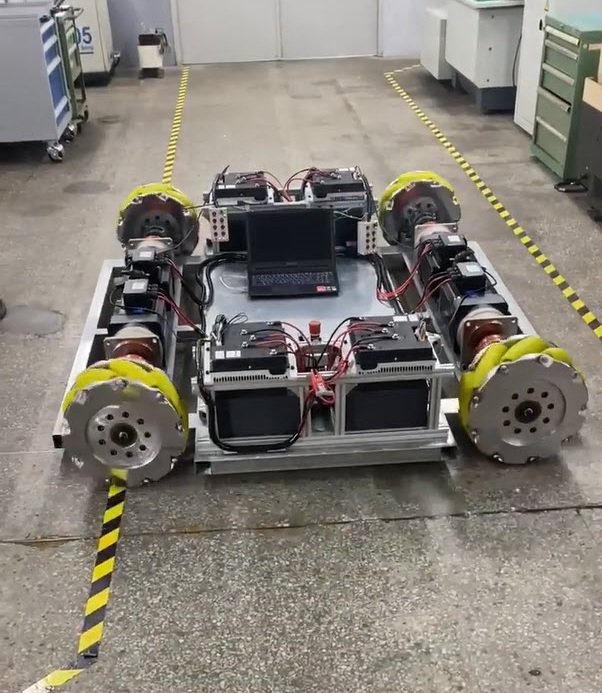 工研院與軟板廠嘉聯益、台灣科技大學三方合作，打造無人搬運車微縮化，將台灣科技大學所研發的無人搬運車微縮化，並加入上下料機構，工研院預計2023年底將完成研發及場域驗證，幫助PCB及半導體業者加速轉型為智慧工廠、提升產線效率。圖檔來源：聯合報系/工研院提供
