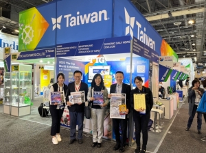 Taipei Economic and Cultural Office in Los Angeles Economic Division Secretary Huang Tsuei-chuan (third from left) arrived at the Taiwan Pavilion to meet with exhibitors and the Economic Daily News (CENS) publication team. (Photo courtesy of Tai Chi-lan)