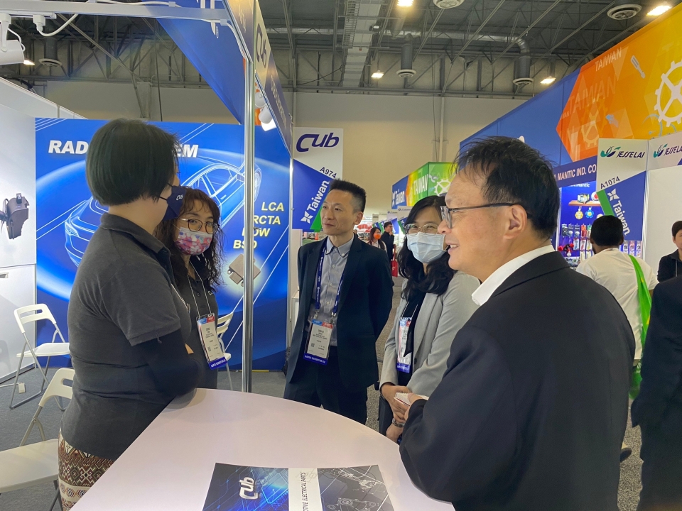 Economic Daily News Vice President TC Chou leads the news company`s business division CENS to assist Taiwanese suppliers to gain business opportunities. (Photo courtesy of Tai Chi-lan)
