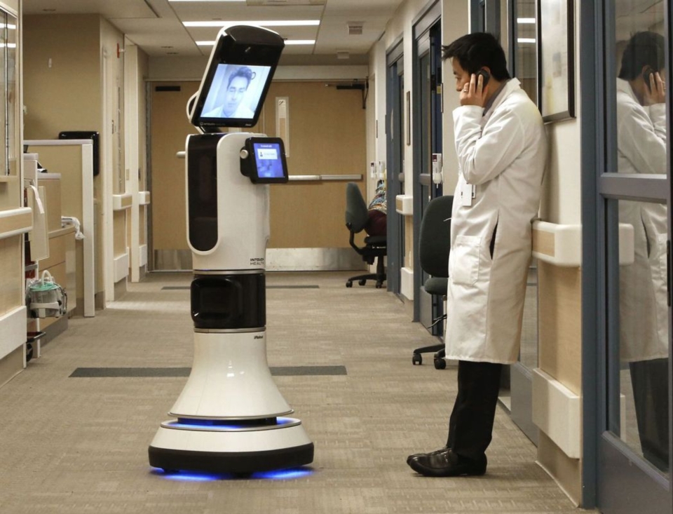 美國一名醫生利用遠距醫療機器人跟同事商談。 圖檔來源：聯合報系/美聯社
