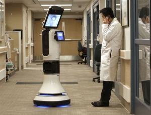 美国一名医生利用远距医疗机器人跟同事商谈。 图档来源：联合报系/美联社
