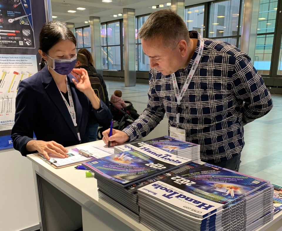 A buyer fills out CENS’ business matchmaking sourcing form at Eisenwarenmesse in Cologne. Photo courtesy of CENS. 