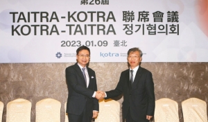 貿協董事長黃志芳（左）與KOTRA社長劉正悅在第26屆TK會議合影。外貿協會／提供